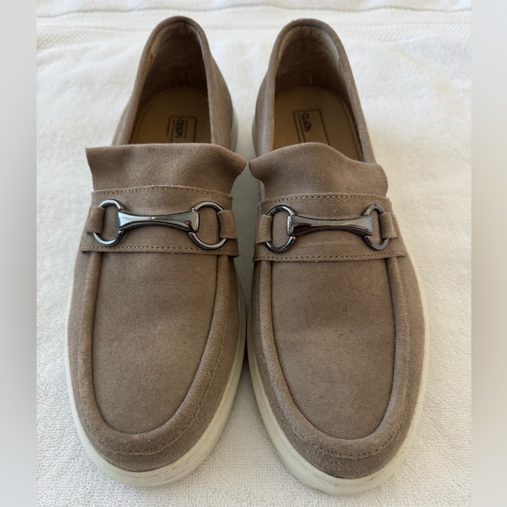 Suede dress shoe with metal detail